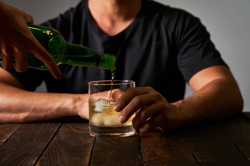 Zaprzeczanie a uzależnienie: dlaczego alkoholik kłamie